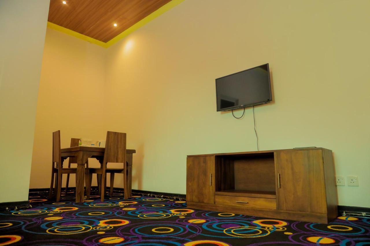 Aurora Banquet And Hotel Чилау Екстериор снимка